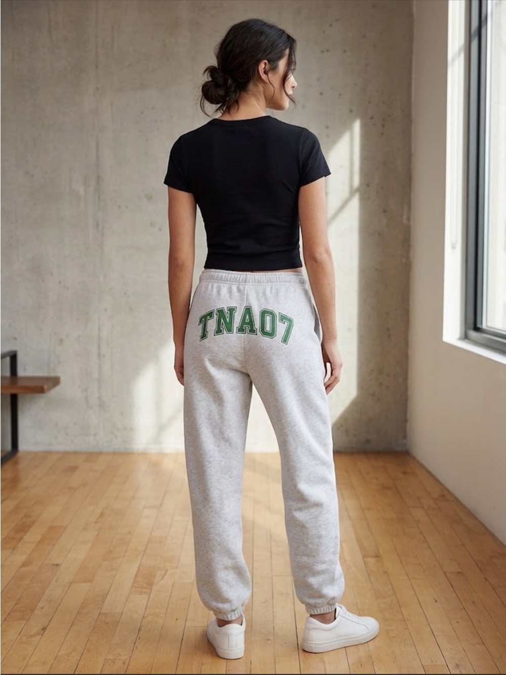 Aritzia TNA  Sweatfleece Cozy Fleece Gray Joggers with Green TN A07 Logo EUC